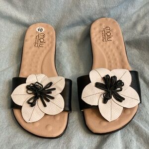 EUC Malu Super Comfort Floral Flower Wedge Sandals Black White Leather Size 10
